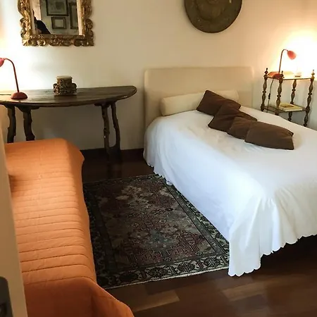 Buddhist Lion Apartment Venice