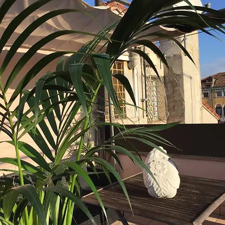 Buddhist Lion Apartment Venice