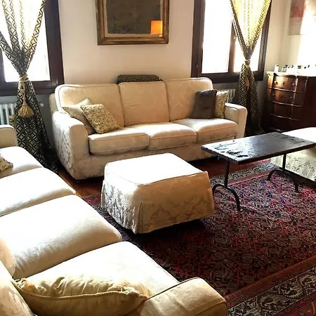 Buddhist Lion Apartment Venice