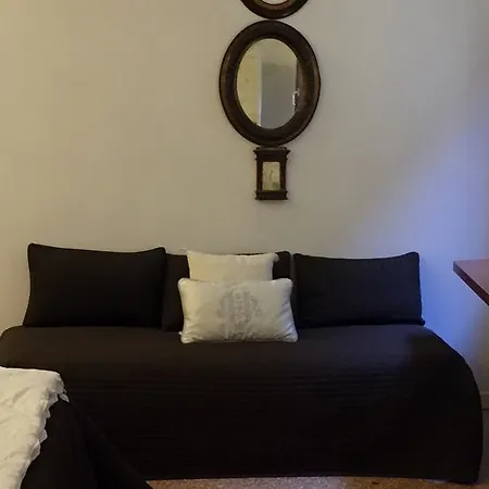 Buddhist Lion Apartment Venice