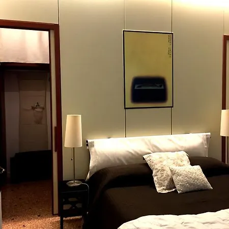 Buddhist Lion Apartment Venice
